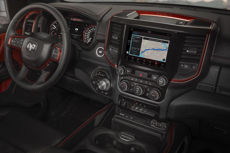 Детали интерьера Dodge Ram 1500 Rebel Quad Cab (DT) 2018 года  (фото 12 из 36)